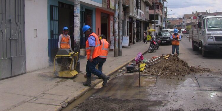 Acciones Inmediatas de la Municipalidad de Cajamarca: Reparación de Fuga de Agua y Avance en Obras de Asfaltado, Cajamarca, 17/10/2024